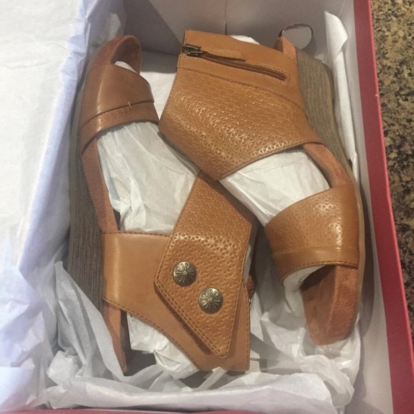 Tan Leather Sandals by Rockport (in original
box) - Picture 3 of 15